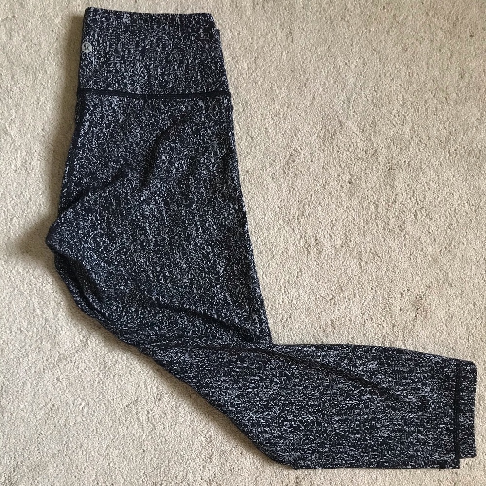 Lululemon capri leggings, black & white pattern M